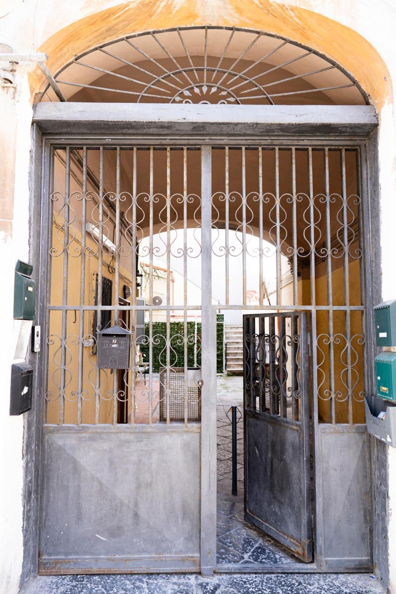 Beb Da Basso Experience Napoli Toledo, Pompeii, Ercolano And Vesuvio ซาน จอร์จิโอ อะ เครมาโน ภายนอก รูปภาพ
